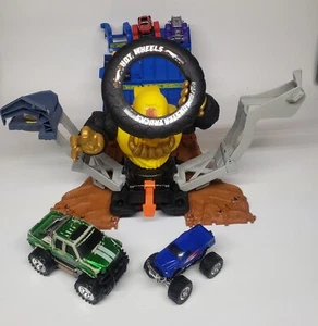 Hot Wheels Monster Trucks Cyclone Accident Gorilla Arena Juego con Camiones Extra - Imagen 1 de 13