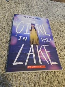The Girl in the Lake -Paperback Book by Brown, India Hill - Used Condition - Imagen 1 de 4