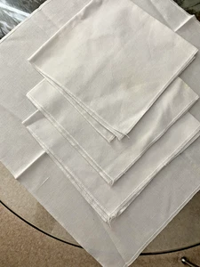 4 SCHLICHTE WEISSE POLYESTER & BAUMWOLLE TISCHSERVIETTEN ~ 14" x 14" BESTICKTER RAND - Bild 1 von 2