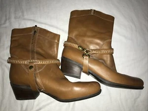 B Makowsky Hudson Cognac Leather Removable Harness Boots As 11W - Picture 1 of 3