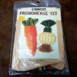 Caron Fashionease #4121 1981 kit plástico lona zanahoria y cebolla imán de nevera NUEVO - Imagen 1 de 4