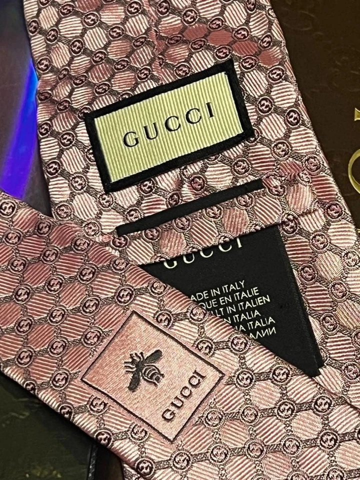 Corbata de seda con patrón Gucci GG logotipo negro y rosa accesorio clásico de negocios Foto 1 de 4
