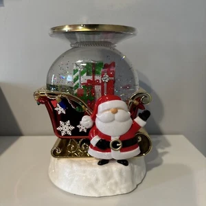 Candelabro globo de nieve Bath and Body Works SANTA SLEIGH se ilumina nuevo en caja - Imagen 1 de 6