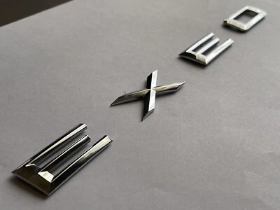 EXEO LOGO STEMMA CROMATO BAGAGLIAIO POSTERIORE TARGHETTA SCRITTA SEAT EXEO CROMO - Immagine 1 di 4