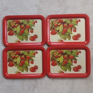 Quattro Vassoi da Servizio Fragole Lap TV Metallo 10,5x13,75” Un Set di 4 Vintage - Foto 1 di 6
