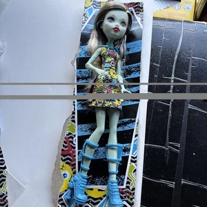 Monster High Frankie Stein Puppe lose auf Karte kann muffig riechen 2015 entfernt - Bild 1 von 7