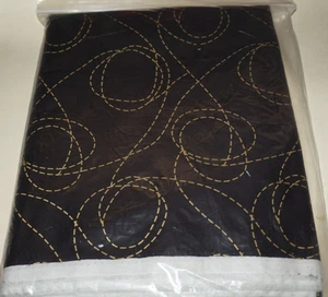 1 Yard x 42", Windham Stoffe, "Heavy Metal", Gold auf Schwarz, Baumwolle Steppstoff - Bild 1 von 1