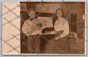 Antike RPPC Musiklehrer & Schüler posiert am Salon Klavier Echtfoto Postkarte  - Bild 1 von 14