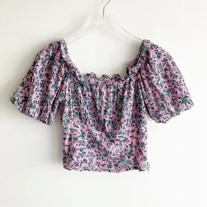 Blusa corta Banjanan pequeña con estampado floral rosa con hombros descubiertos - Imagen 1 de 9