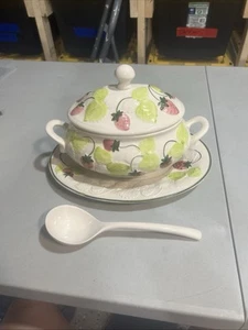 Sopa de fresa con tapa y cuchara para servir blanca Portugal de colección - Imagen 1 de 11