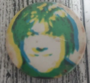 De colección 1" RARO Neil Young? Botón Pinback en colores primarios verde, amarillo, azul - Imagen 1 de 2