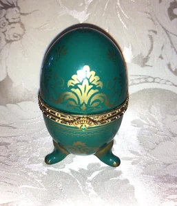 Green Egg Klappbox mit goldbemalten Details mit Zeitmesser innen - Bild 1 von 3