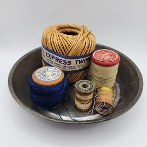 Lote de 4 carretes vintage de madera con cordel y plato de pastel de hojalata - Imagen 1 de 9