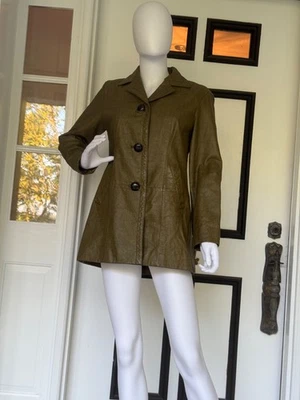 Chaqueta de Cuero CHICO’S TALLA 6 (0.5) Cocodrilo Repujado Verde Oliva Forrada con Botones Foto 1 de 4