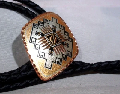Western Cobre/Negro/Plateado Diseño Azteca Forma Diamante con Corbata Bolo Grabada-NUEVA Foto 1 de 3