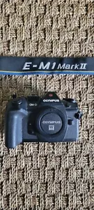 Olympus E M1 Mark II w/ M.Zuiko Digital ED 12-200mm F3.5-6.3 Lens & Power HLD9 - Picture 1 of 20