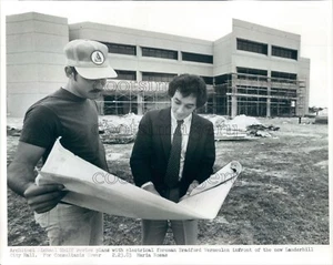 1983 Press Photo Architect Michael Shiff With B Vermeulen Lauderhill City Hall - Picture 1 of 2