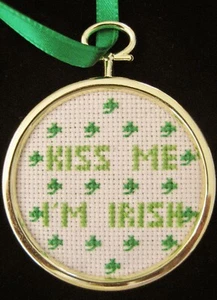 Decorazione natalizia fatta a mano punto croce contato "BACIAMI I'M IRISH" NUOVO - Foto 1 di 4