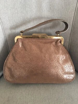 Bolso sin asas floral dorado brillante de cuero recubierto marrón ANA Foto 1 de 4