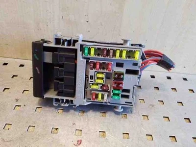 Scatola fusibili Opel Astra J GTC 13222786 1.6 benzina 132kw 2011 26110792 - Immagine 1 di 4