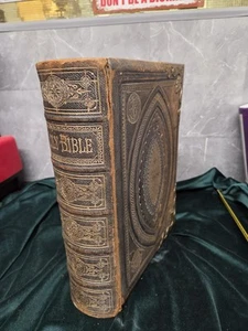MITTLERE VIKTORIANISCHE 1865 GROSSE LEDER MESSING UMFASSENDE FAMILIENBIBEL VON REV J EADIE - Bild 1 von 23