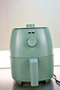 Mainstays 2,2 Quart kompakte Luftfritteuse, Antihaftbeschichtet, 1150 W, GRÜN, integrierter Timer - Bild 1 von 5