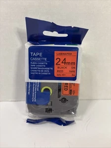 Nastro Cassetta QZE-451 24mm Laminato Nero su Rosso Nastro Etichettatrice Nuovo - Foto 1 di 2