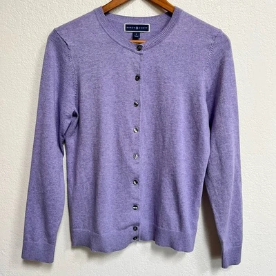 Cárdigan Karen Scott púrpura claro con botones talla M Foto 1 de 4