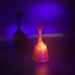 GLOWS Vintage 1976 Fenton Bicentenario Rosso Cadmio Campana Vetro 6 1/4” T - Foto 1 di 7