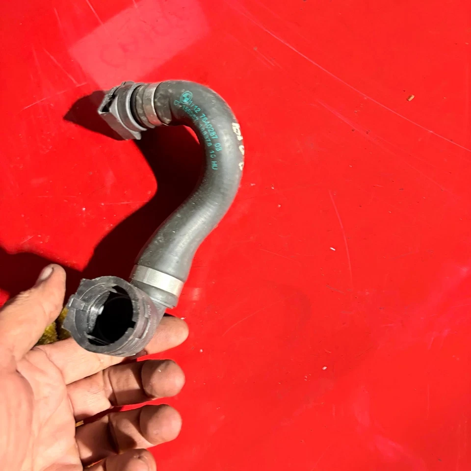 Manguera de tubo de suministro de refrigerante del motor BMW 118i 2019 Foto 1 de 4