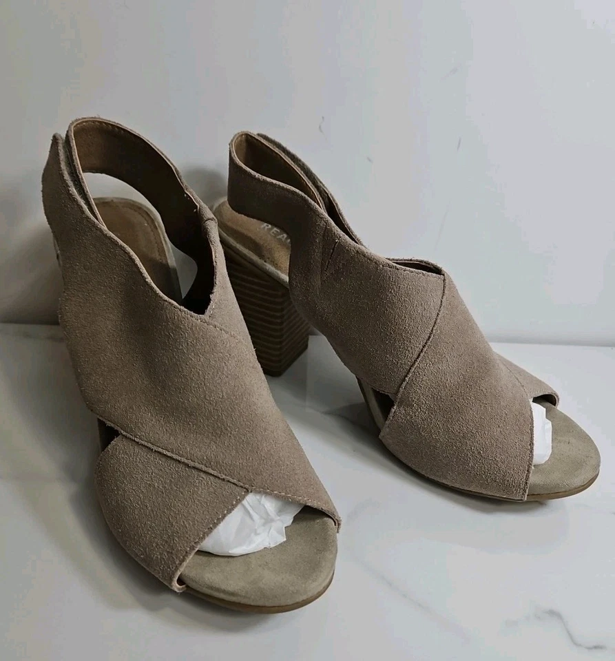 Sandalia Reaction Kenneth Cole Beige Gamuza 3" Tacones Bloque Tirantes 7.5M Foto 1 de 4