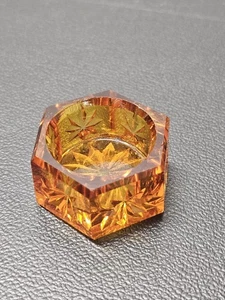 De colección Bodega de Sal Hexagonal Vidrio Ámbar Color Miel con Starbursts 1 1/2' S8 - Imagen 1 de 6