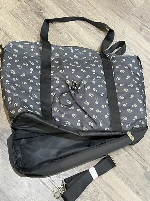 NEW Thirty One Deluxe Travel Tote in Ditzy Daisy Shoe Hold Shoulder Weekend Bag - Image 1 of 4