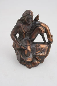 Banco pirata de patas de clavija de metal fundido bronceado (falta tapa) con loro (A4L) reutilizable - Imagen 1 de 8