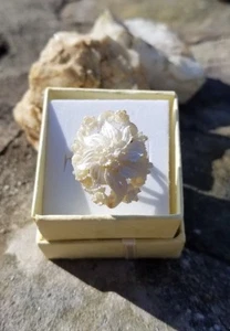Maßgeschneidert umfunktioniert Vintage Zelluloid Blume Cocktail Ring OOAK!!! - Bild 1 von 3