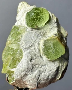 38 CT INCREÍBLES MUY HERMOSOS CRISTALES DE PERIDOTO EN MATRIZ DE @PAK - Imagen 1 de 10