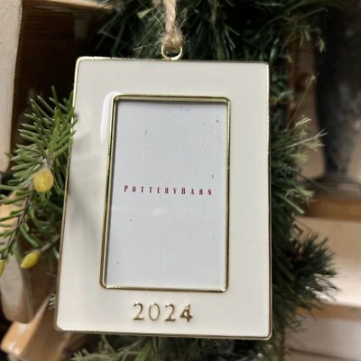 Pottery Barn 2024 Rectángulo Blanco Marco Esmalte Fechado Adorno de Navidad Caja Nueva Foto 1 de 4