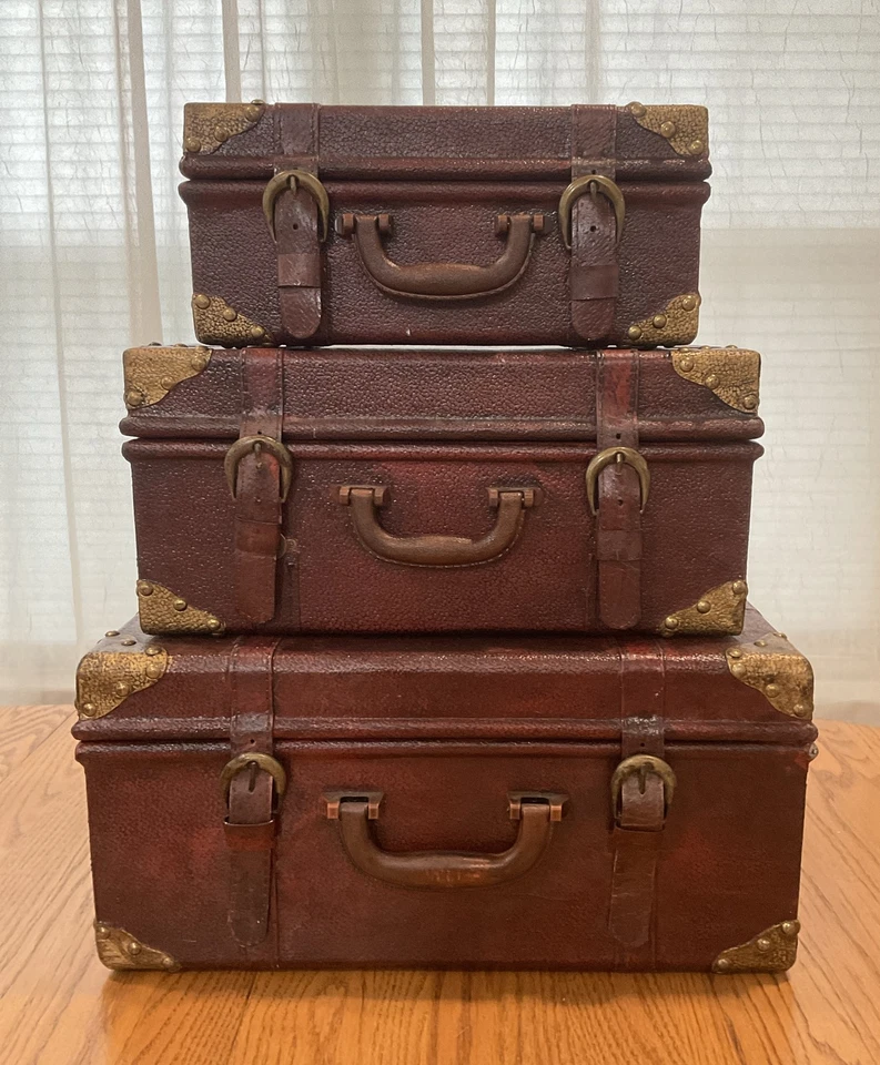 Juego de 3 piezas de maleta de vapor de cuero sintético con bordes de latón réplica de baúles anidados exhibición Foto 1 de 4