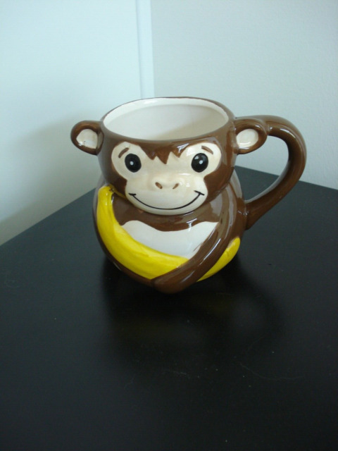 Caneca Cerâmica Branca com Rosa Macaco Chimpanze Fashion Com Laco Na Cabeca