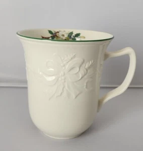 Tazza da caffè Mikasa stagione natalizia in rilievo agrifoglio 14 oz - Foto 1 di 7
