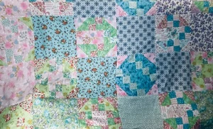 Handgefertigtes Quilt-Top mit neun Aufnähern aus Vintage-Stoffen fertig 51" x 71" - Bild 1 von 4