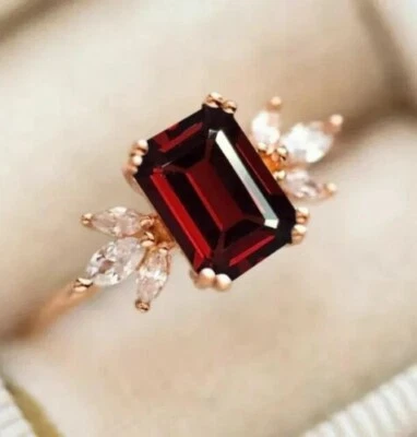 Anillo de compromiso solitario dimond granate corte esmeralda de 4 quilates enchapado en oro rosa de 14 quilates Foto 1 de 4