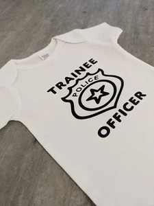 Divertido Baby Grow-Trainee Oficial de Policía Baby Grow-Baby Shower Regalo-TP01 - Imagen 1 de 26