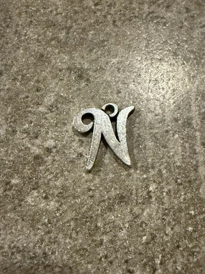 Dije James Avery Cursiva N Plata de Ley 925 Foto 1 de 4