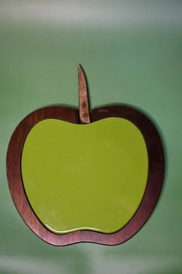 Faca de corte vintage verde maçã esmalte tábua de queijo meados do século Japão madeira MCM - Imagem 1 de 4