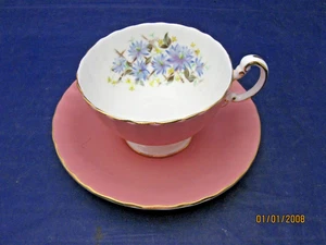 Tazza da tè e piattino vintage Aynsley - rosa, con un disegno floreale blu all'interno della tazza - Foto 1 di 8