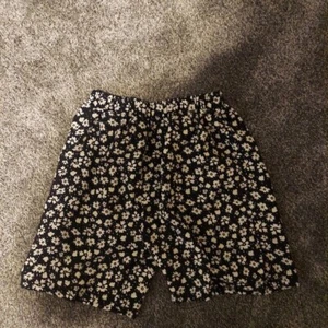 Floral stretch shorts sizd 13-14 - Picture 1 of 3