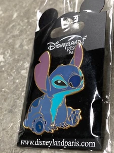 DISNEY DLRP STITCH SITTING PIN BADGE DISNEYLAND PARIS ON ORIGINAL CARD - Picture 1 of 2
