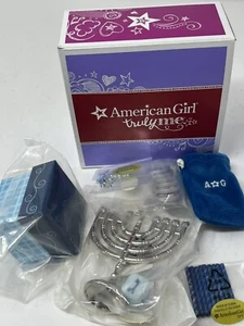 American Girl Truly Me Hanukkah Set de Regalo Menorah & Dreidel Rebecca - Imagen 1 de 6
