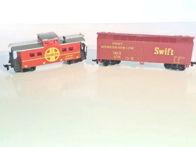 Lifelike mixed goods wagons x 2. Swift & Santa Fe. V/good cond. HO Scale. No box - Image 1 of 4